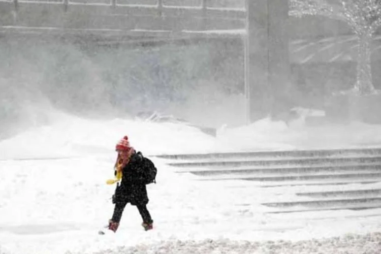 
	Mulher caminha sob nevasca: tempestade que se aproxima deve ser mais leve do que a de dezembro de 2013, quando a neve caiu por tr&ecirc;s dias
 (REUTERS/Mark Blinch)