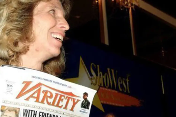 
	Mulher mostra exemplares da Variety em um evento em 2004: edi&ccedil;&atilde;o di&aacute;ria deixou de circular ap&oacute;s 80 anos
 (©AFP/Getty Images/File / Bryan Haraway)