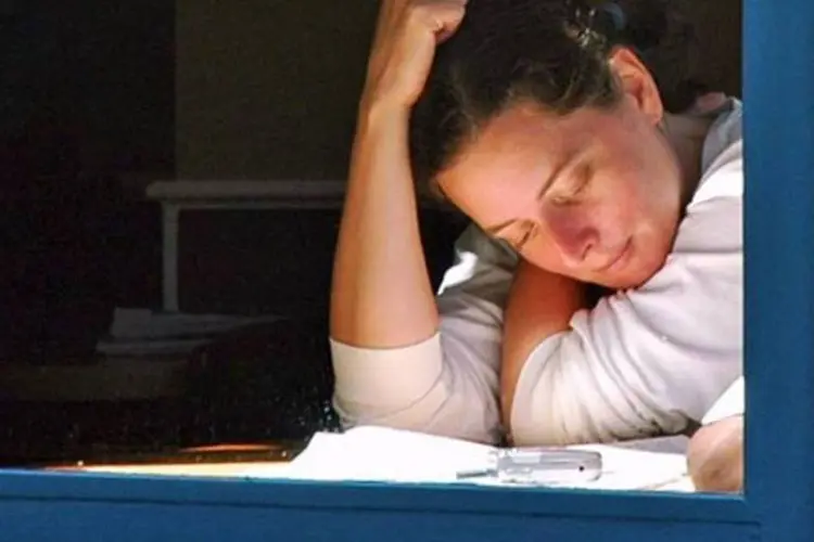 Mulher estudando: dedicar-se por inteiro para cada função é a base para se dar bem nos dois papeis (Getty Images)