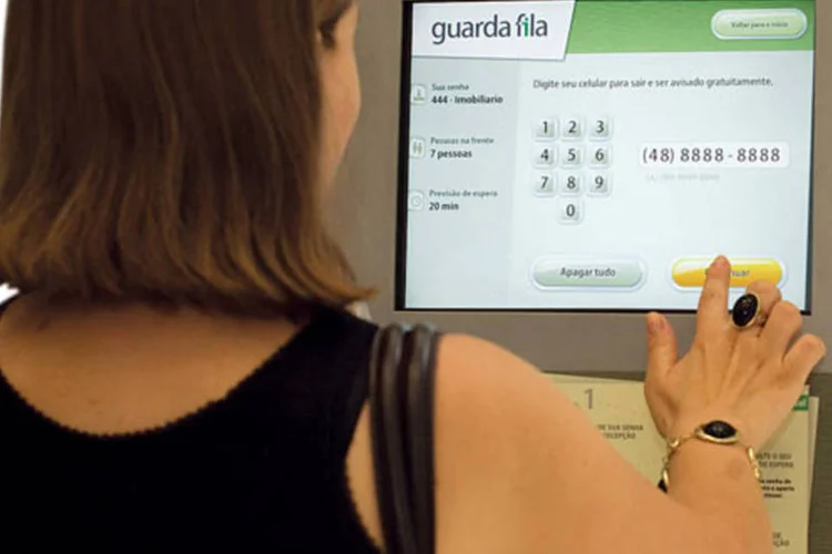 No terminal da Guarda Fila, basta informar a senha do atendimento para obter as informações sobre tempos de espera e cadastrar o celular para ser avisado, quando o atendimento estiver próximo (Divulgação)