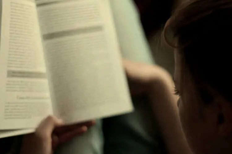mulher lendo livro (MorgueFile)