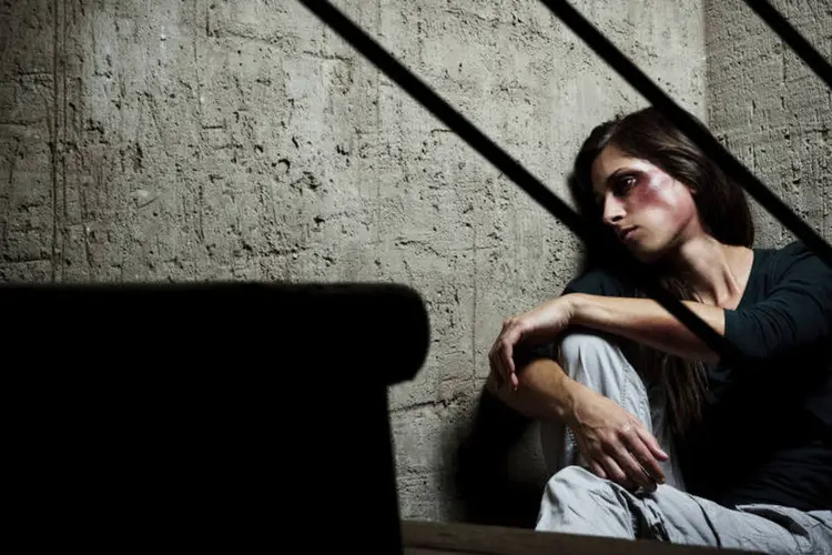 Mulheres vítimas de violência doméstica (Thinkstock/Thinkstock)