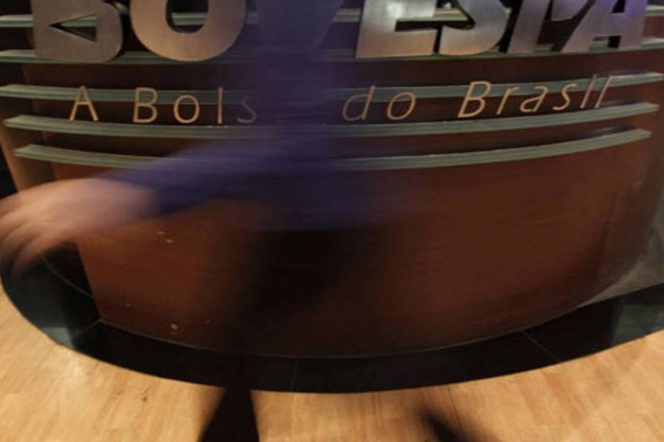 Bovespa monitora exterior, mas ensaia alta na abertura