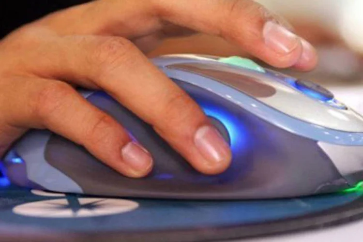 Mão manuseia mouse: A mulher disse à polícia que buscava na internet consolo para a morte de seu outro filho (©AFP/File)