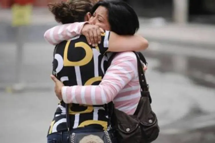 Duas mulheres se abraçam em Lorca, na Espanha, após o terremoto (Pedro Armestre/AFP)