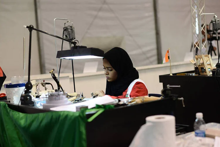 Muçulmana trabalhando na WorldSkills 2015, a maior competição de profissões técnicas do mundo (Divulgação/ WorldSkills)