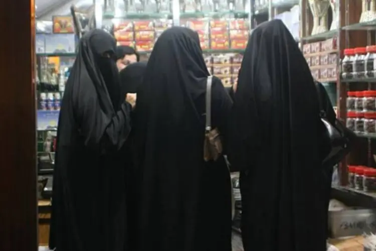 
	Mulheres fazem compras na Ar&aacute;bia Saudita: medida afeta s&oacute; trabalhadoras de restaurantes, por isso n&atilde;o est&aacute; proibido o emprego de caixas em outros estabelecimentos, segundo governo
 (Salah Malkawi/Getty Images/Getty Images)