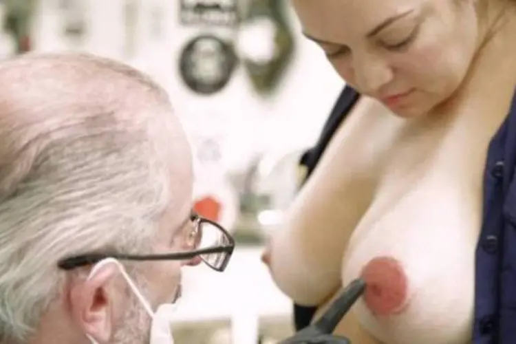 
	Mais de 20 mulheres passaram pelo procedimento de reconstitui&ccedil;&atilde;o da ar&eacute;ola e mamilos por meio da tatuagem
 (Reprodução/YouTube)