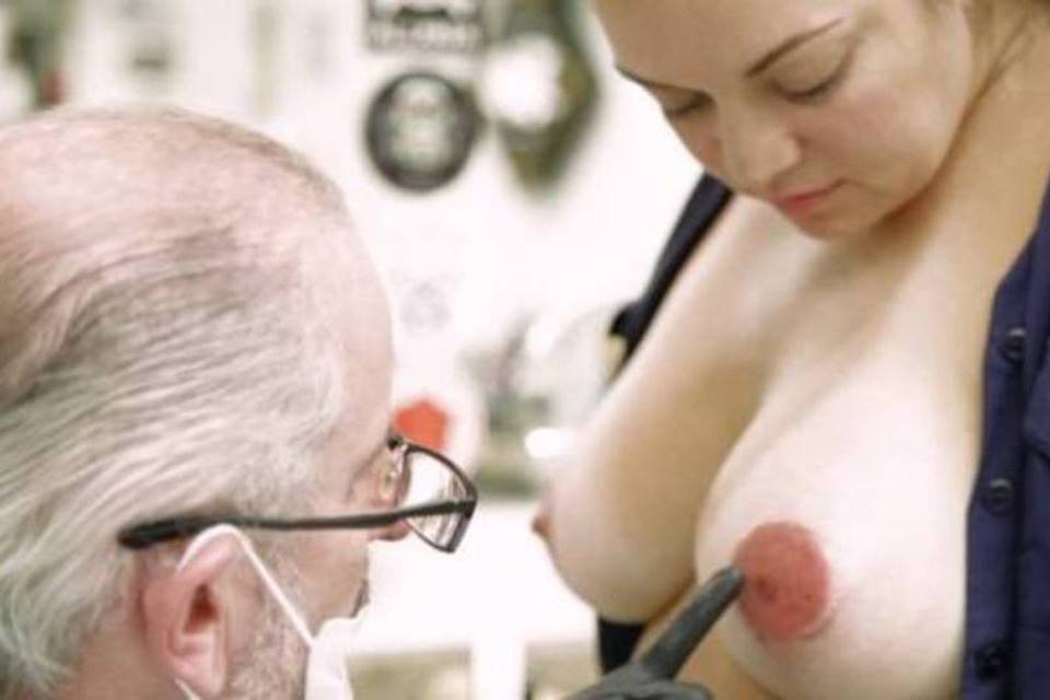 Ação da Vasenol reconstrói mamas através de tatuagens