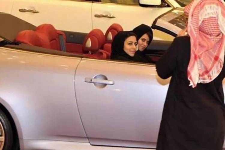 
	Mulheres sentadas em um carro na &Aacute;rabia Saudita: pa&iacute;s pro&iacute;be que elas dirijam
 (Amer Hilabi/AFP)