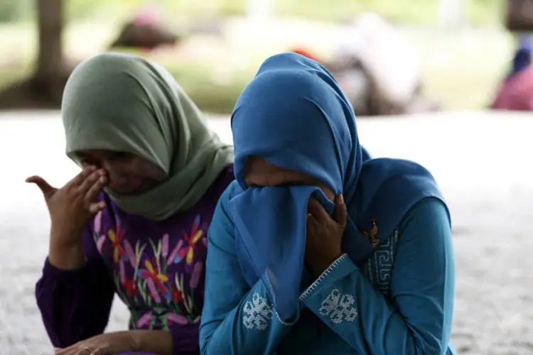 Mulheres choram ao lembrar vítimas de tsunami: terremoto de magnitude 9,15 abriu uma fissura no fundo do oceano em 26 de dezembro há uma década (Beawiharta/Reuters)