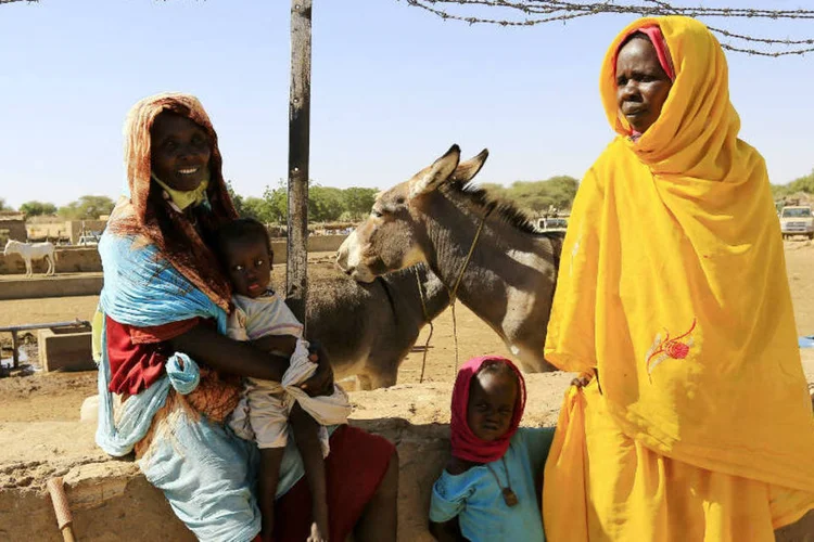 
	Mulheres esperam para pegar &aacute;gua no Sud&atilde;o: a maioria das v&iacute;timas s&atilde;o pessoas idosas e que sofriam doen&ccedil;as cr&ocirc;nicas
 (Mohamed Nureldin Abdallah/Reuters)