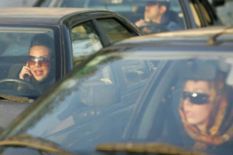 
	Mulheres dirigem usando v&eacute;u: em alguns bairros ricos do norte de Teer&atilde;, no entanto, n&atilde;o &eacute; raro ver as motoristas descobertas, com v&eacute;u apenas nos ombros
 (AFP)