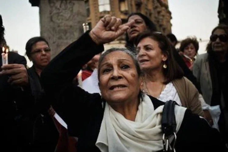 
	Mulheres no Cairo, Egito:&nbsp;novo regulamento inclui qualquer sugest&atilde;o e sinal indireto, com atos ou palavras, inclusive atrav&eacute;s dos meios de comunica&ccedil;&atilde;o, como ass&eacute;dio sexual
 (Gianluigi Guercia/AFP)