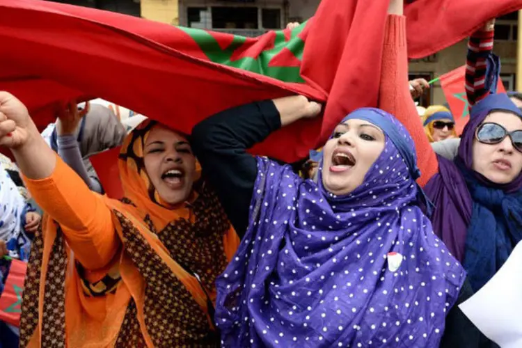 
	Mulheres em Marrocos protestam por igualdade: em casos de agress&atilde;o, a pol&iacute;cia frequentemente recomenda a elas &quot;voltar para casa&quot;
 (Fadel Senna/AFP)
