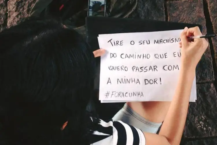 
	Protesto contra PL do aborto: mulheres criticam o machismo, a viol&ecirc;ncia contra a mulher e pedem que Cunha seja afastado do cargo
 (Reprodução/Facebook)