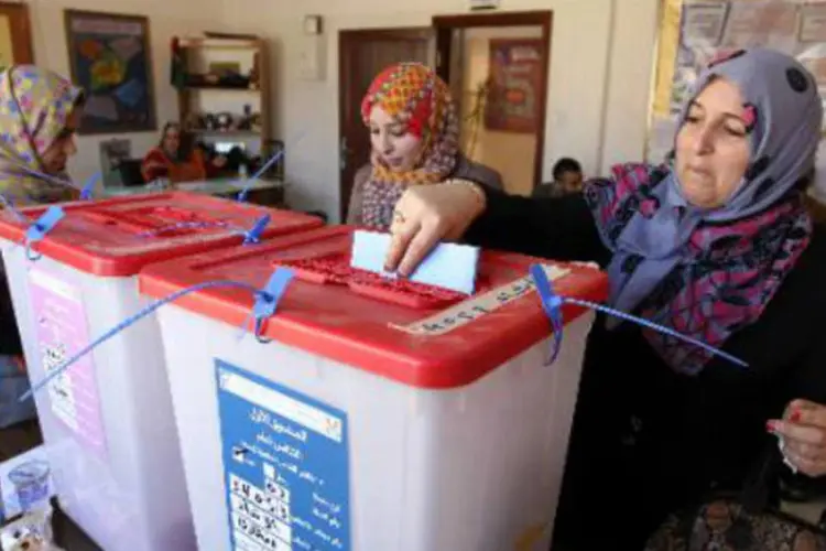 
	Mulheres votam na L&iacute;bia: governo l&iacute;bio em fim de mandato prop&ocirc;s ontem a realiza&ccedil;&atilde;o de elei&ccedil;&otilde;es antes de 15 de agosto, assim como um per&iacute;odo de f&eacute;rias do Parlamento at&eacute; as elei&ccedil;&otilde;es
 (Abdullah Doma/AFP)