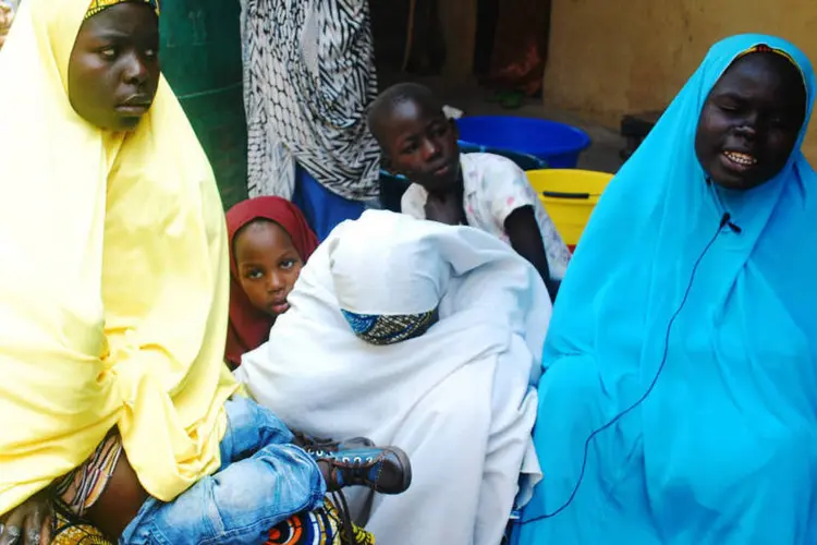
	Mulheres que fugiram do Boko Haram: &quot;A unidade (do ex&eacute;rcito) socorreu 338 pessoas que os terroristas mantinham em cativeiro&quot;, incluindo 192 crian&ccedil;as e 138 mulheres
 (Samuel Ini/Reuters)