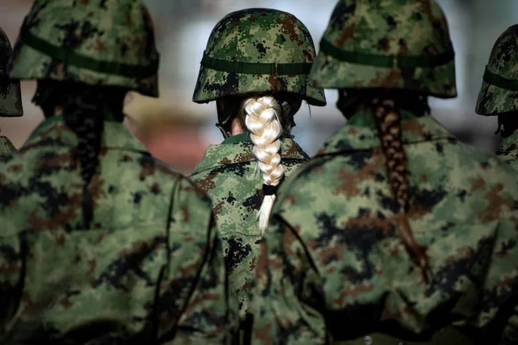 
	Mulheres no ex&eacute;rcito: o governo Obama decidiu no final de 2015 que, cumprindo os requisitos f&iacute;sicos necess&aacute;rios, as mulheres podem chegar a todos os postos de combate, inclusive os mais expostos, como as for&ccedil;as especiais
 (Andrej Isakovic / AFP)