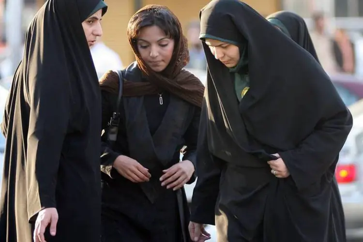 
	Policial iraniana alerta uma mulher sobre sua vestimenta em Teer&atilde;, no Ir&atilde;: reformistas temem que a campanha pela fertilidade mine a posi&ccedil;&atilde;o das mulheres
 (Majid Saeedi/Getty Images)