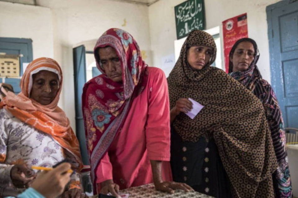 Mãe queima filha por se casar sem permissão no Paquistão