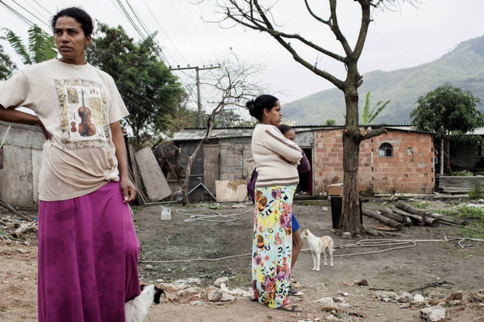 Mulheres pobres em favela do Rio de Janeiro: eles não podem ser vítimas do ajuste em curso (Eduardo Zappia/Bloomberg)