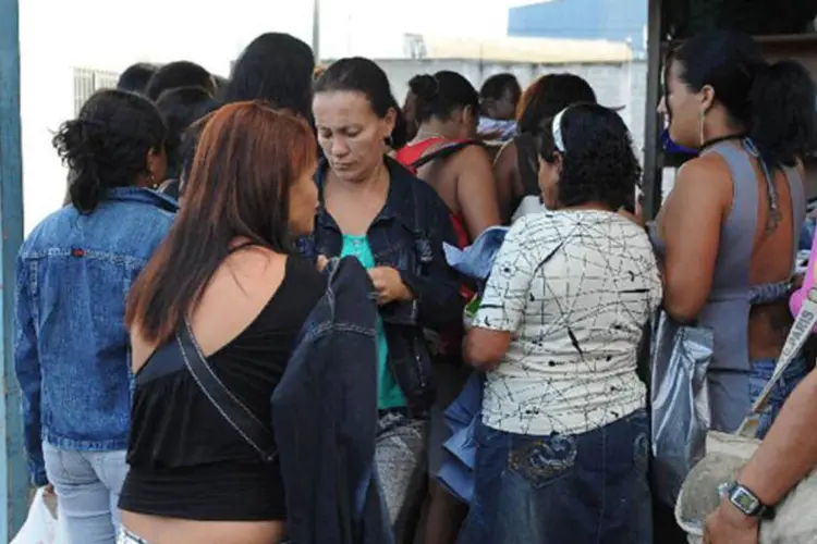 Mulheres depois de visita em presídio: nas unidades goianas não será mais preciso se despir para ter acesso às penitenciárias (Wilson Dias/ABr)