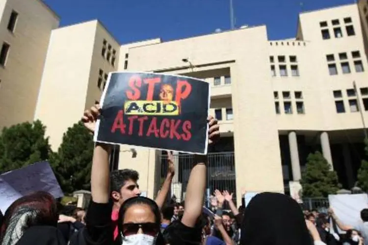 
	Mulheres se manifestam no Ir&atilde; para exigir mais seguran&ccedil;a, diante de ataques com &aacute;cido
 (Arya Jafari/AFP)
