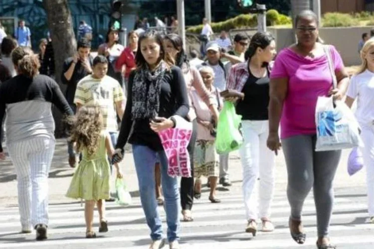 
	Mulheres caminham por rua: o n&iacute;vel da ocupa&ccedil;&atilde;o das mulheres permanece muito aqu&eacute;m do n&iacute;vel de ocupa&ccedil;&atilde;o dos homens
 (Arquivo/Agência Brasil)