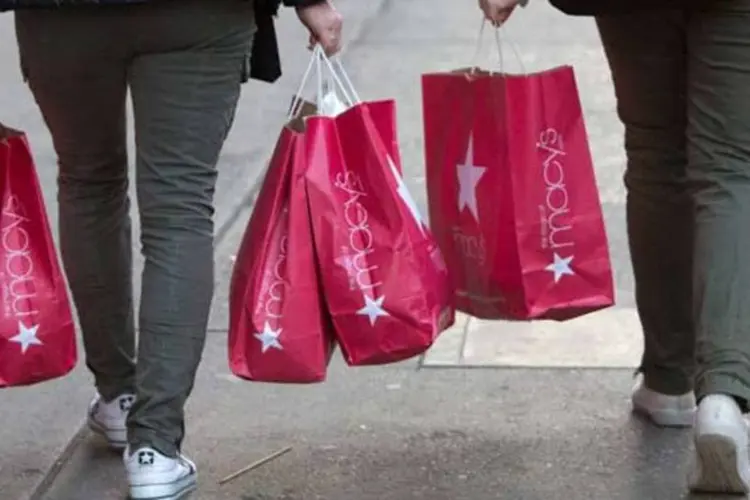 Consumidores na Black Friday americana com sacolas de compras (Getty Images)