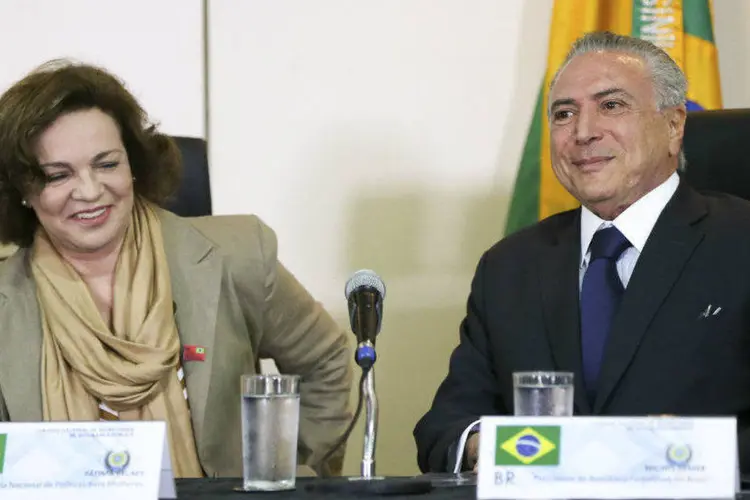 A secretária nacional de políticas para as mulheres, Fátima Pelaes, e o presidente provisório, Michel Temer (Fotos Públicas)
