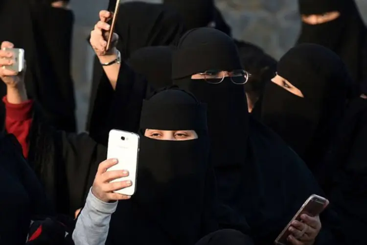 
	Niqab: medida foi adotada para favorecer o trabalho e &quot;preservar os direitos dos pacientes&quot;
 (Fayez Nureldine / AFP/AFP)