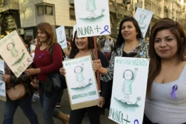 Mulheres participam de manifestação contra violência contra a mulher, em Buenos Aires (Juan Mabromata/AFP)