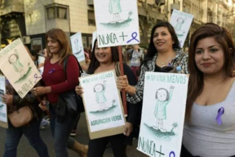 Mulheres participam de manifestação contra violência contra a mulher, em Buenos Aires (Juan Mabromata/AFP)