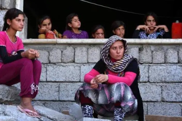 
	Mulheres yazidis que fugiram da cidade de Sinjar por causa da viol&ecirc;ncia jihadista: em agosto do ano passado, o EI ocupou a cidade iraquiana de Sinjar, onde sequestrou centenas de mulheres
 (Safin Hamed/AFP)