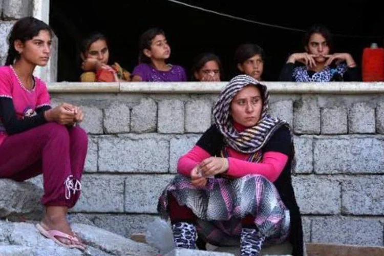 Refugiadas: muitas vezes, a mulher é obrigada a fugir com a roupa do corpo (Safin Hamed/AFP)