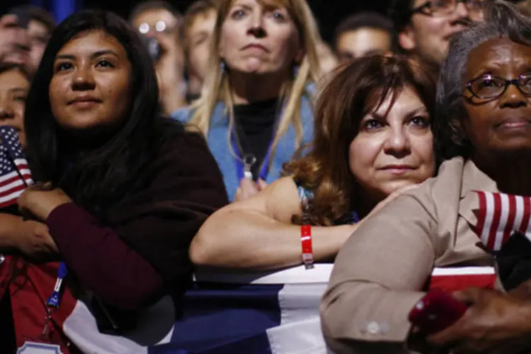 
	Mulheres escutam discurso de vit&oacute;ria de Obama: uma chave para o sucesso pode ter sido as quest&otilde;es sociais
 (Jason Reed/Reuters)