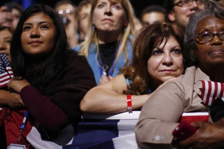 
	Mulheres escutam discurso de vit&oacute;ria de Obama: uma chave para o sucesso pode ter sido as quest&otilde;es sociais
 (Jason Reed/Reuters)
