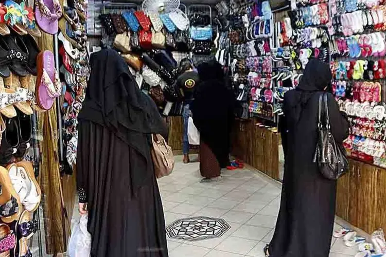 
	Mulheres compram sapatos em Raqqa: brigada feminina do Estado Isl&acirc;mico vigia as ruas da cidade para garantir que as civis n&atilde;o violem as leis impostas pelo grupo
 (Reuters)