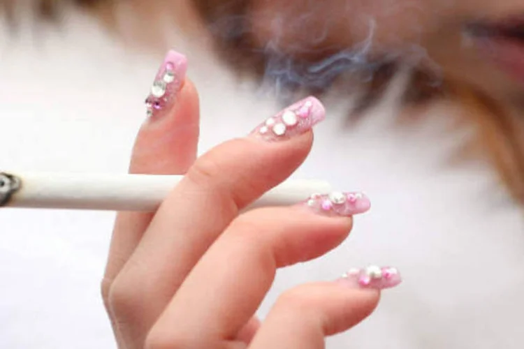 Mulher fumando (Getty Images)