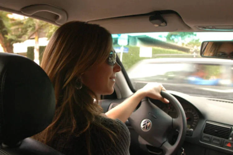 
	Mulher dirige carro da Volkwagen: aulas de mec&acirc;nica ser&atilde;o oferecidas pela montadora ao p&uacute;blico feminino, em comemora&ccedil;&atilde;o ao m&ecirc;s da mulher
 (Andre Vieira/Stringer/Getty Images)