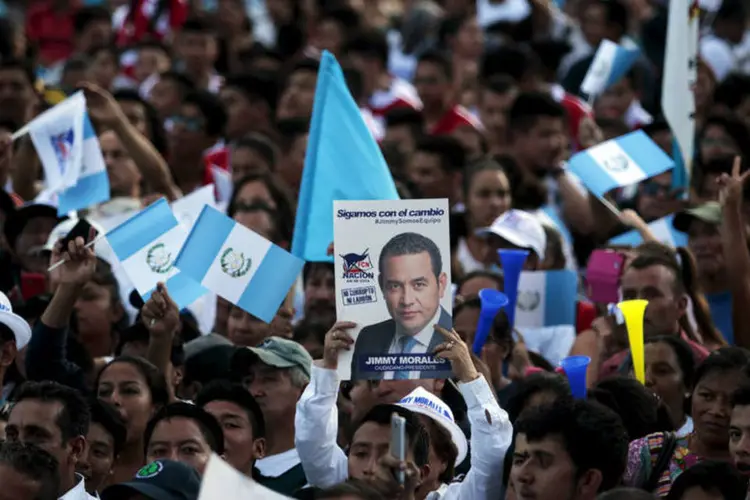 
	Multid&atilde;o apoia candidato para as elei&ccedil;&otilde;es da Guatemala: &quot;As manifesta&ccedil;&otilde;es foram o primeiro passo de muitos. Ca&iacute;ram figuras importantes, mas n&atilde;o ca&iacute;ram as estruturas&quot; de corrup&ccedil;&atilde;o
 (Reuters / Jose Cabezas)