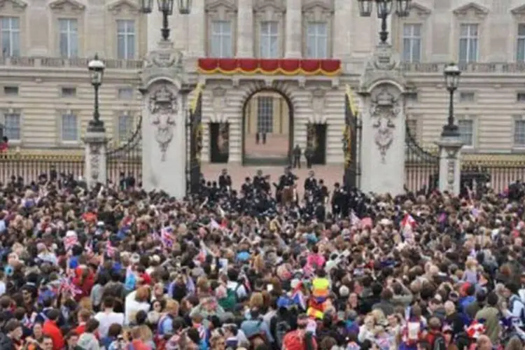 Multidão em frente ao Palácio de Buckingham durante o casamento de William e Kate (Leon Neal/AFP)