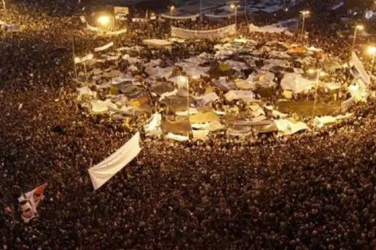 Multidão na praça Tahrir, no Cairo: opositores pedem estado democrático no Egito (Mohammed Abed/AFP)