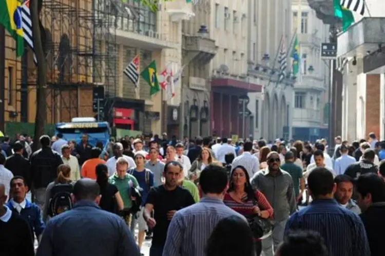 Multidão em rua no centro de São Paulo: sudeste perdeu participação no PIB brasileiro (Germano Luders/Exame)