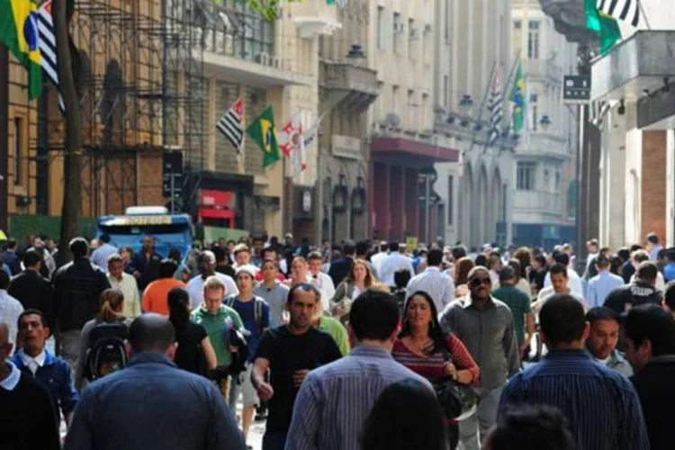 Multidão em rua no centro de São Paulo (Germano Luders/Exame)
