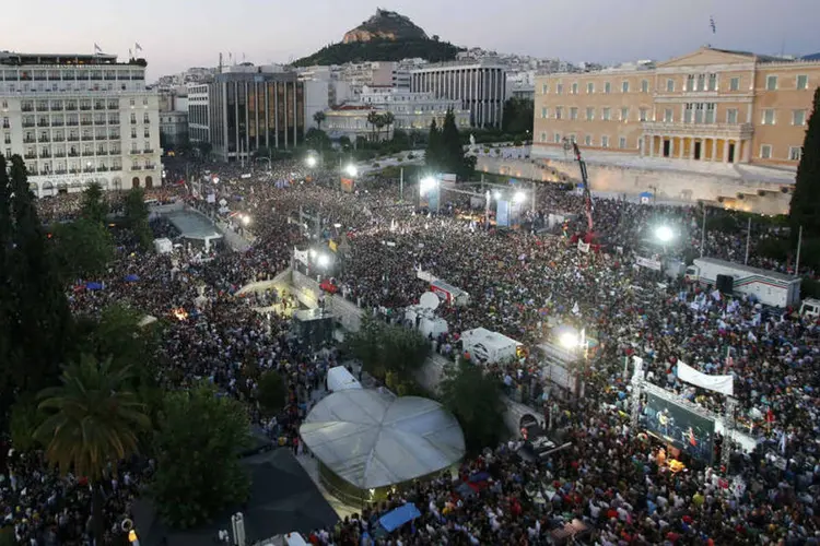 Multidão reunida contra a austeridade e pelo Oxi ("não") na praça Syntagma em Atenas, na Grécia (REUTERS/Jean-Paul Pelissier)