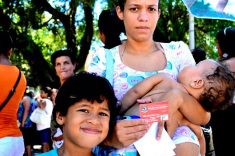 
	Fam&iacute;lia com Mumbuca: &eacute; poss&iacute;vel adquirir alimentos, rem&eacute;dios e outros bens essenciais&nbsp;
 (Divulgação/Prefeitura de Maricá)