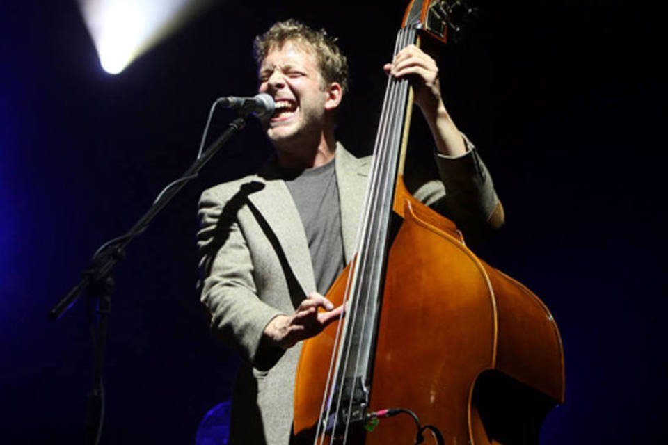 Baixista do Mumford & Sons volta à ativa após cirurgia