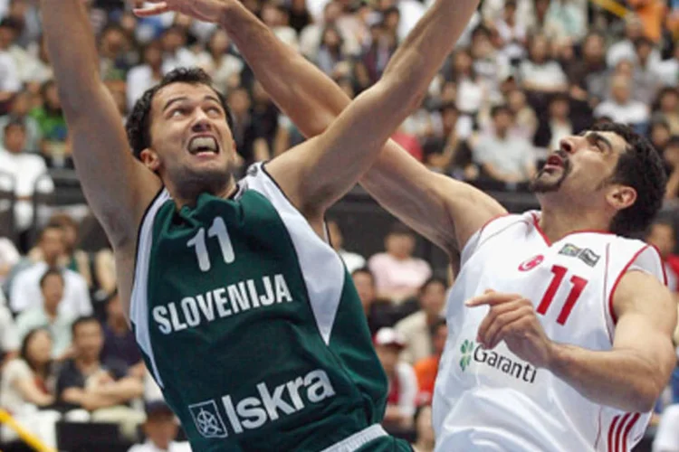 Jogadores da Eslovênia e da Turquia em jogo pelo último Mundial de Basquete, realizado no Japão, em 2006 (Getty Images)